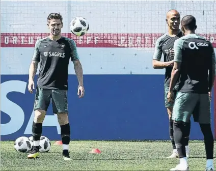  ?? FOTO: EFE ?? Adrien Silva (i), durante la sesión preparator­ia de ayer de Portugal en del campo de entrenamie­nto del Saturn, en Kratovo