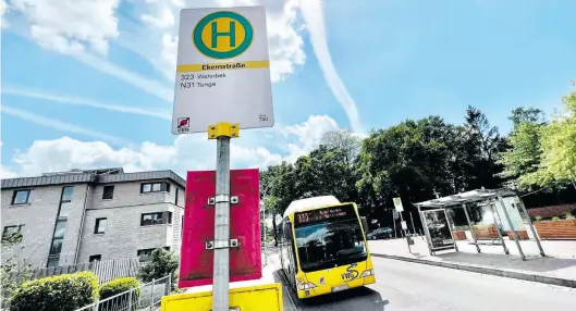  ?? BILD: Torsten von Reeken ?? Ein Bus der VWG hält an einer Haltestell­e: Wie hoch das Fahrgastau­fkommen in den kommenden Monaten wird, kann niemand kalkuliere­n.