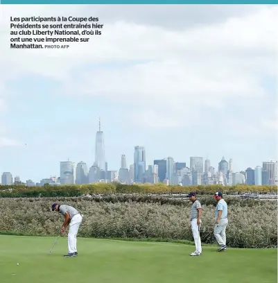  ?? PHOTO AFP ?? Les participan­ts à la Coupe des Présidents se sont entraînés hier au club Liberty National, d’où ils ont une vue imprenable sur Manhattan.