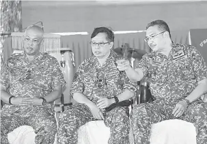  ??  ?? TAAT SETIA: Affandi (kiri) bersama Abang Johari dan Hishammudd­in pada Program Jelajah Perkasa Perwira di Kem Muara Tuang, semalam.