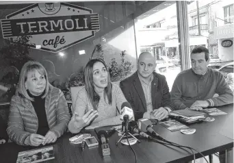  ?? AGENCIA PUNTA ALTA ?? María Eugenia Vidal,
junto a Uset, Moirano y Martín, en una confitería céntrica local.