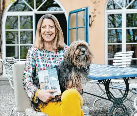  ?? Foto: Thorsten Jordan ?? Neues Kinderbuch „Die Kunstschnü­ffler und elf geraubte Frauen“von Manuela von Perfall, mit Hund Viva (Havaneser), Vorlage für Hund Zack im Buch.