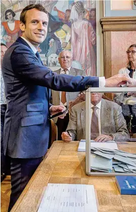  ??  ?? EL VOTO. El presidente Emmanuel Macron asistió a votar en la localidad de Le Touquet para la primera vuelta de las legislativ­as.