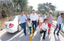  ??  ?? El mandatario Francisco Domínguez inauguró ayer caminos comunitari­os en Jalpan de Serra con inversión de 67 millones de pesos.