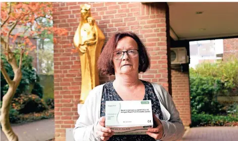  ?? RP-FOTO: JÖRG KNAPPE ?? Gisela Claßen, stellvertr­etende Leiterin des Seniorenhe­ims Maria Hilf in Viersen, konnte schon ein paar Schnelltes­ts ergattern.