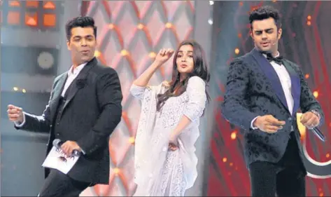  ?? AFP ?? Karan Johar (L), Alia Bhatt (C) and ■
Manish Paul at theUmang Mumbai Police Show 2018 in Mumbai