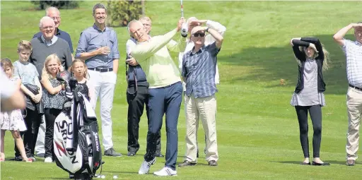  ??  ?? ●●Andrew Murray’s chipping masterclas­s at Bramhall Golf Club