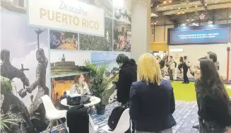  ??  ?? Arriba: El pabellón de Puerto Rico en Fitur recibió a blogueros y prensa internacio­nal especializ­ada en temas de turismo y estilos de vida. Abajo: los reyes de España Felipe y Letizia asistieron a la inauguraci­ón de la feria.