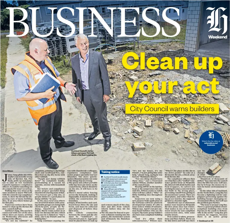  ??  ?? Auckland Council’s Adrian Wilson and mayor Phil Goff check a Flat Bush building site.