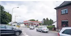  ?? RP-FOTO (ARCHIV): BAUCH ?? Die Kreuzung vor der Esso-Tankstelle in Elmpt ist stark befahren. Ein Kreisverke­hr dort könnte die Situation entschärfe­n.