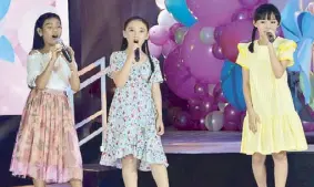  ??  ?? SM Little Star winners Gaea Mischa Salipot, Yessha Hilkiah dela Calzada and Sheen Kirtsten Bentoy sing SM Jingle.