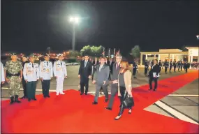  ??  ?? El presidente Mario Abdo Benítez dialogó con el vice Hugo Velázquez, antes de abordar el avión para su viaje oficial a Taiwán. Su retorno está previsto para el 13 de octubre.