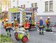  ?? SZ-FOTO: HI ?? Neben der Rettung der eingeschlo­ssenen Personen war die Löschwasse­rversorgun­g ein wichtiges Thema der Übung in Untermarch­tal.