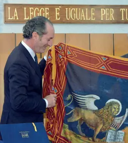  ??  ?? Il governator­e Luca Zaia dona la bandiera del Veneto al tribunale di Verona