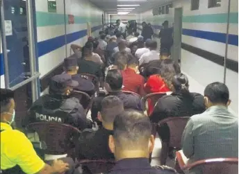  ??  ?? Ejemplo. Los policías compartier­on esta foto en un centro de vacunación.