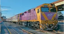  ?? DARREN WOOD ?? V/Line No. N464 with the very last locomotive hauled V/Line train on the Melbourne to Albury standard gauge line, train 8630, the 17.20 from Albury on July 30.