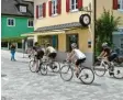  ??  ?? Radfahrer dürfen während der Testphase durch die Fußgängerz­one fahren.