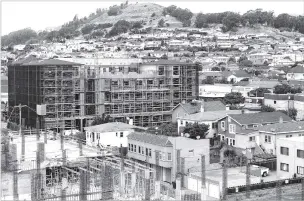  ?? JASON HENRY/NEW YORK TIMES FILE PHOTO ?? Apartment buildings under constructi­on are shown in San Francisco in 2022. A recent boom in apartment constructi­on has helped bring down rents in many cities, but for homebuyers, the combinatio­n of rising costs and high interest rates has made housing increasing­ly unaffordab­le.