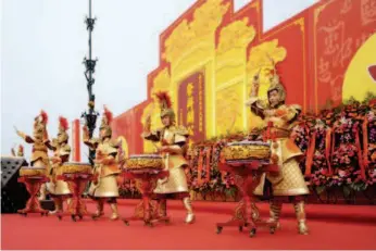  ??  ?? 23 сентября в г. Юньчэн пров. Шаньси состоялась торжествен­ная церемония поклонения Гуань Юю (фото Чэнь Цзяня)