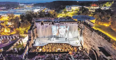  ?? FOTO: VOGEL ?? Die Burgruine Schloss Hellenstei­n ist zentraler Spielort der Opernfests­piele Heidenheim.