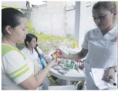  ??  ?? Los pacientes reciben también los medicament­os de manera gra- tuita y en casos necesarios se les entregan para un mes.