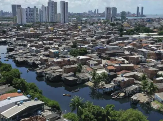  ?? BRUNO CAMPOS / JC IMAGEM ?? Palafitas do Recife avançam sobre os mangues