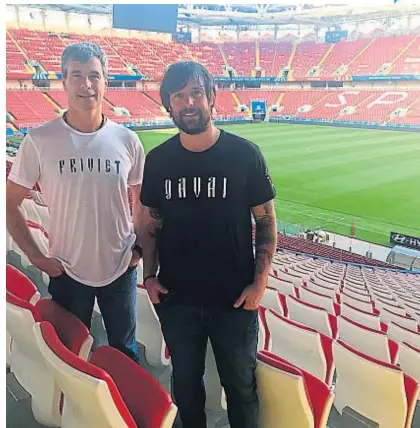  ?? (@FERCAVEOFI­CIAL) ?? En Rusia. Cavenaghi trabajó para Telefe en el Mundial junto al periodista Miguel Bossio.