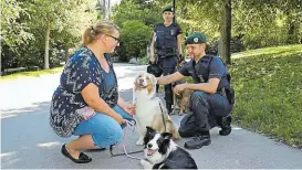  ??  ?? Die beiden Hunde „Cheynna“und „Mavie“testen gleich zu Beginn die neuen Chiplesege­räte der Polizei.