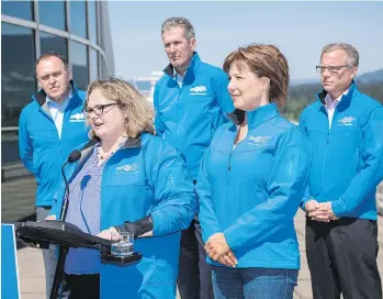  ?? JIMMY JEONG/ THE CANADIAN PRESS ?? Yukon Premier Darrell Pasloski, Alberta deputy premier Sarah Hoffman, Manitoba Premier Brian Pallister, B.C. Premier Christy Clark and Saskatchew­an Premier Brad Wall gather.