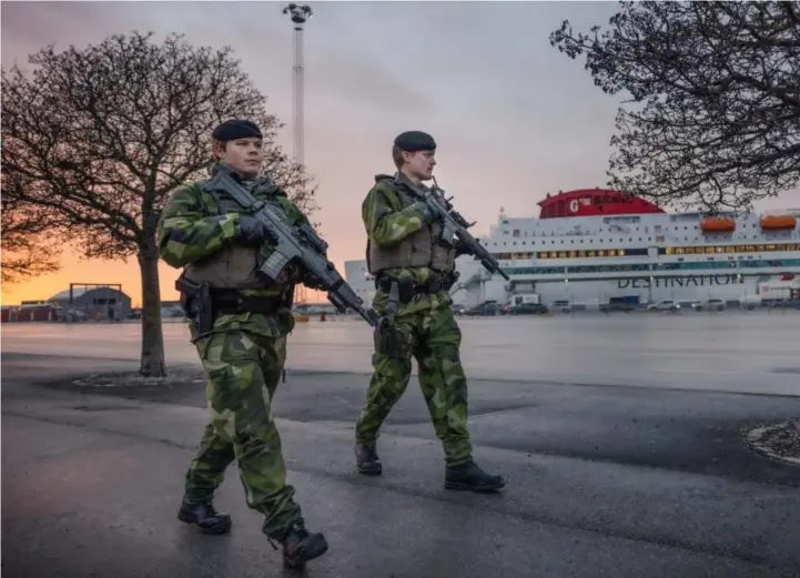  ?? C KARL MELANDER / TT / NTB ?? Soldater fra Gotlands regiment ble sendt ut på patrulje i Visby da spenningsn­ivået i Europa økte før Russland angrep Ukraina.