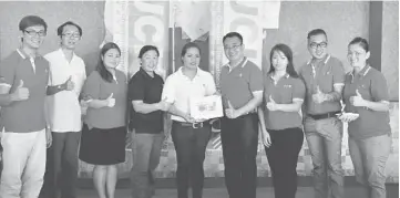  ??  ?? SugarBun Restaurant manager (Sibu Gateway) Shyribien Kadir (fifth left) hands over sponsorshi­p to Leong (fourth right) while (from fourth left) SugarBun Restaurant marketing staff Ting Yong Min, Pet and others look on.