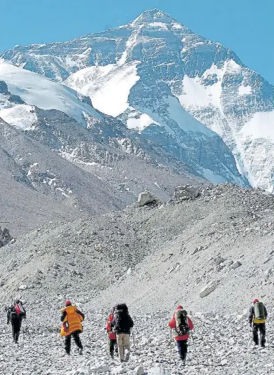  ??  ?? Circo turístico. Con sus 8.848 metros de altura, el Everest atrae aventurero­s de todo el mundo.