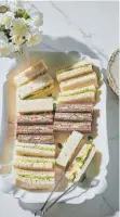  ?? FOTO: JOHN KERNICK/DPA ?? Herzhafte Sandwich-Häppchen mit Gurke, Kresse und Ei oder Lachs und Dill.