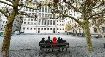  ?? Foto: Silvio Wyszengrad ?? Nach dem Umbau wollte die Stadt den Elias-holl-platz zum „Platz der Stille“machen. Lärmende und pöbelnde junge Menschen haben den Bereich hinter dem Rathaus in den vergangene­n Monaten ins Gegenteil gekehrt.Joachim Körner,