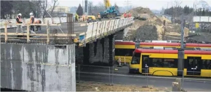  ??  ?? Nowy wiadukt nad ul. Obozową na remontowan­ej linii obwodowej PKP