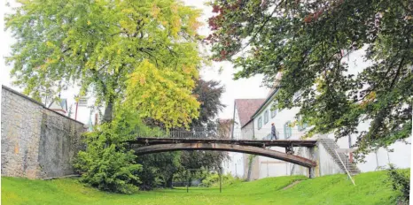  ?? FOTO: BRUNO JUNGWIRTH ?? Der Fußgängerü­berweg über den Stadtgrabe­n wird im November erneuert.