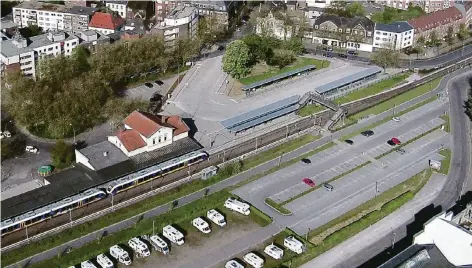  ?? RP-FOTO: PETER GRAUPNER ?? Der Zug hält am alten Dach, der Übergang zwischen Parkplatz und neuem Bahnhof bliebt steil.