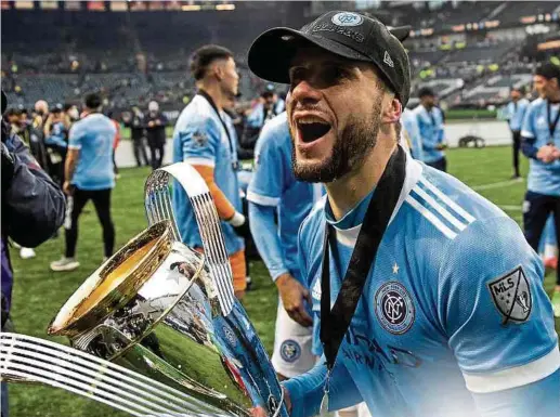  ?? Foto: New York City FC ?? Maxime Chanot präsentier­t die gewonnene Trophäe.