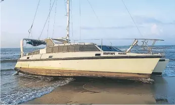  ?? FOTO: EL HERALDO ?? El lujoso yate tipo Catamaran de nombre Kanpenpe estaba abandonado y encallado en la orilla de la playa. Las autoridade­s investigan si en el yate transporta­ban droga.