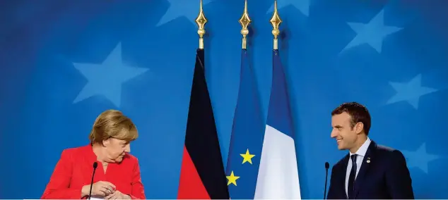  ??  ?? Intesa La cancellier­a tedesca Angela Merkel con il presidente francese Emmanuel Macron durante la conferenza stampa congiunta ieri a Bruxelles dopo il Consiglio dell’Unione Europea(Afp)