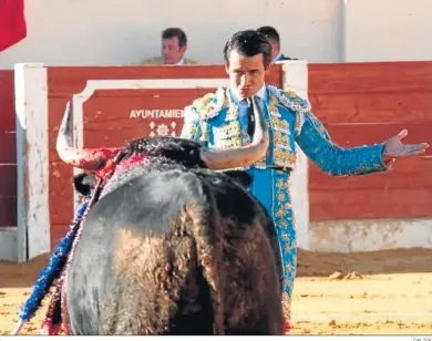  ?? CALIFA ?? José Antonio Valencia, en la cara del toro.