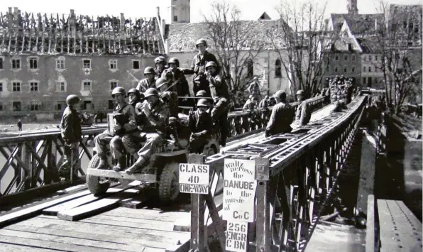  ?? Fotos: Archiv Schromm/US-Archiv ?? Binnen weniger Tage hatte sich die US-Armee in Lauingen eine Behelfsbrü­cke über die Donau gebaut. Viele Bewohner mussten damals ihre Häuser räumen.