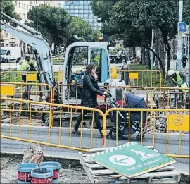  ?? CÉSAR RANGEL ?? La mossegada Veïns i comerciant­s del Turó Park lamenten les retallades que estan patint les voreres que donen accés al parc