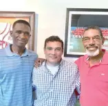  ?? FE ?? Raymond Abreu (centro) junto a Julián Yan (izquierda) y Arturo DeFreites.