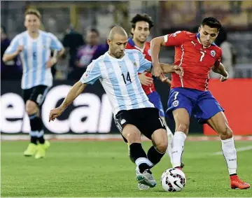  ??  ?? een ssle Argentina’s Javier Mascherano (second from left) vying with Chile’s Alexis Sanchez at the national Stadium in Santiago on Saturday. — AP