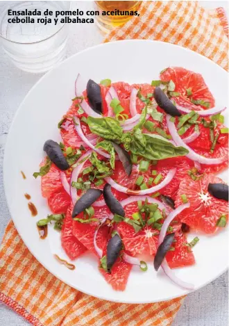  ??  ?? Ensalada de pomelo con aceitunas, cebolla roja y albahaca