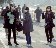  ?? (Ap e Ansa) ?? La prevenzion­e Alla Unilever con le mascherine; passeggeri in Centrale e metrò