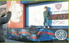  ?? FOTOS: SERGIO PIEMONTE ?? PINTADO DE AZULGRANA. El Padre Lorenzo Massa, el Viejo Gasómetro, el papa Francisco, Soriano y Gardel aparecen en las paredes de Boedo. La cuenta regresiva terminará hoy a la medianoche.