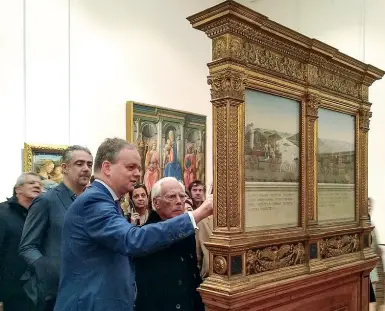  ?? (foto: Berti/Sestini) ?? Giorgio Armani agli Uffizi con il direttore Eike Schmidt davanti ai «Duchi di Urbino» di Piero Della Francesca