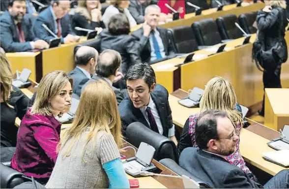  ?? DANI DUCH / ARCHIVO ?? Eduardo Madina hablando con Carme Chacón y Leire Pajín (de espaldas) en una reunión del grupo socialista en noviembre del 2011